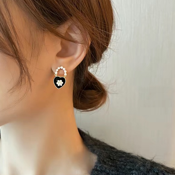 Pearl Heart Stud Earrings - Picture 5 of 5